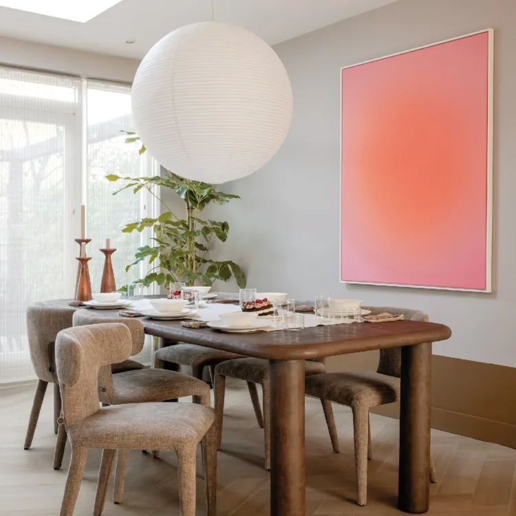 Eethoek met lambrisering in lichtbruin en pastel blauwgrijs.