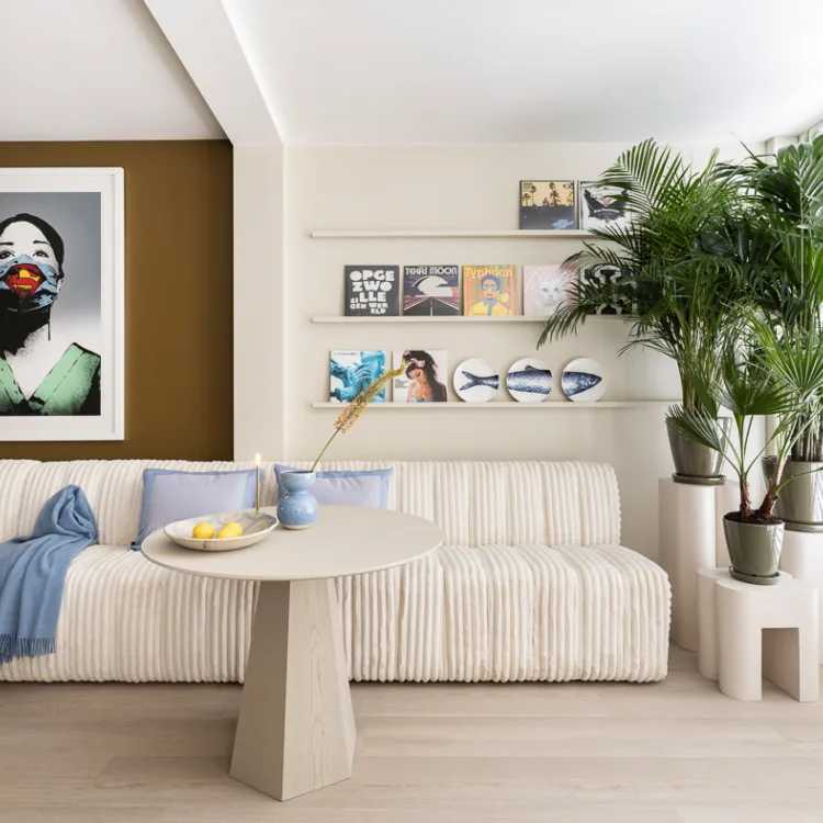 Accentmuur met twee contrasterende kleuren voor een speels effect