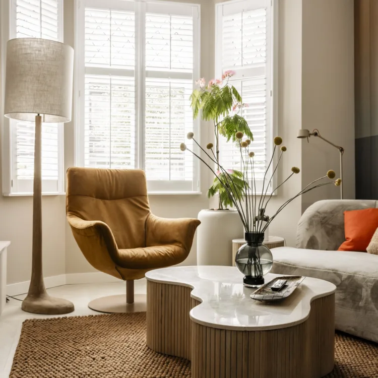 De woonkamer in de woonstijl 'warm kleurrijk' met een lichte basis en kleurrijke accessoires