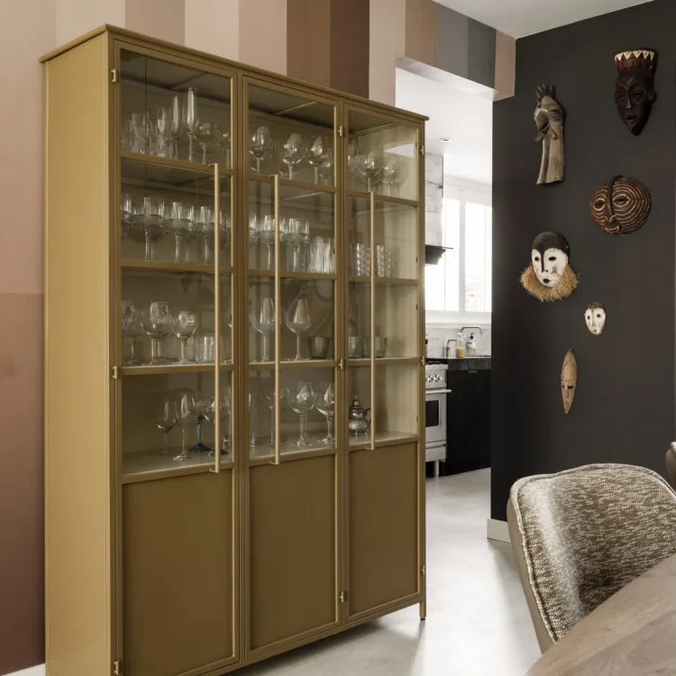 De eetkamer met vloerverwarming en Aanhuis.nl pvc-vloer die doorloopt naar de keuken voor een stijlvol geheel