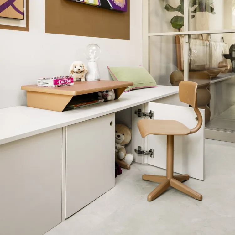 Een vrolijke speelhoek op de beige pvc-vloer, waar kindvriendelijkheid en design hand in hand gaan.