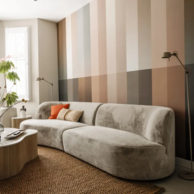 Lichte en ruime woonkamer van René en Lewis na renovatie, met Easywarm vloerverwarming en pvc-vloer Kreta tegels van Aanhuis.nl.