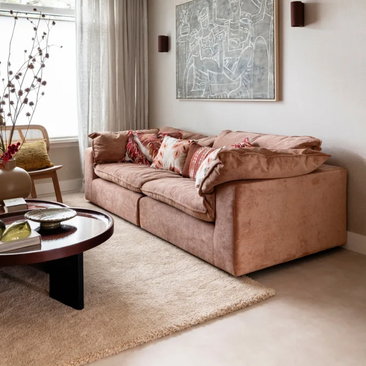 Betonlook vinyl vloer in woonkamer met vloerkleed van warm kleurrijk interieur