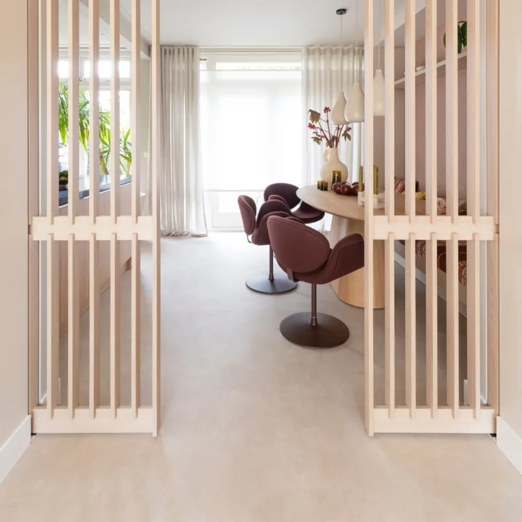 Betonlook vinyl vloer in keuken van warm kleurrijk interieur