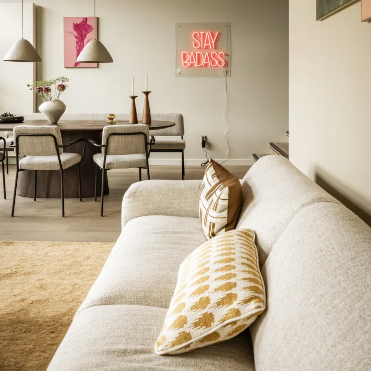 Het eindresultaat van de metamorfose: een samenhangend, warm interieur met Coretec® PVC-vloer en stijlvolle details