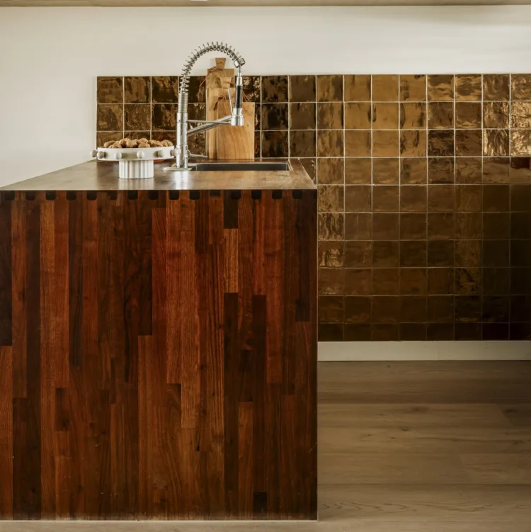 Coretec® PVC-vloer in de keuken: vakkundig gelegd door Aanhuis.nl en perfect passend bij de rest van de woonkamer.