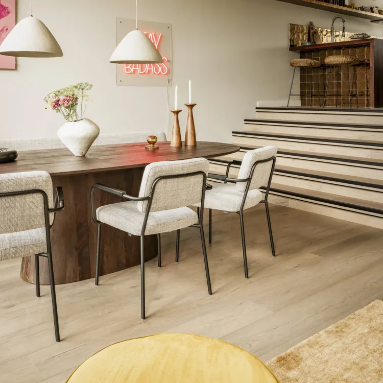 De nieuwe vloer van Aanhuis.nl sluit naadloos aan op de brede trap.