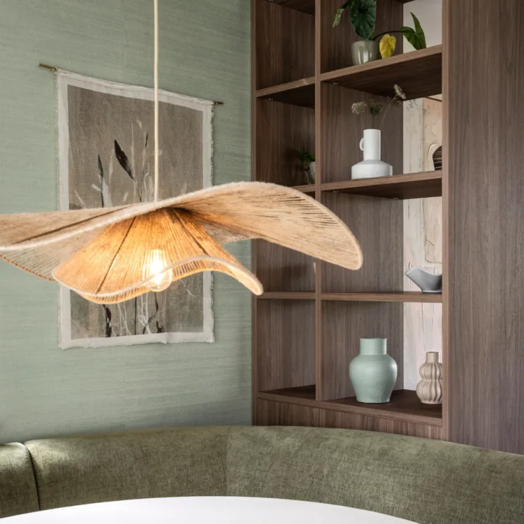 Donker bruine kast op maat van Allure in botanische woonkamer