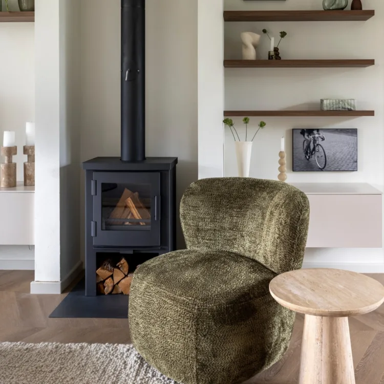 Sfeerafbeelding van botanische woonkamer met hongaarsepunt pvc vloer