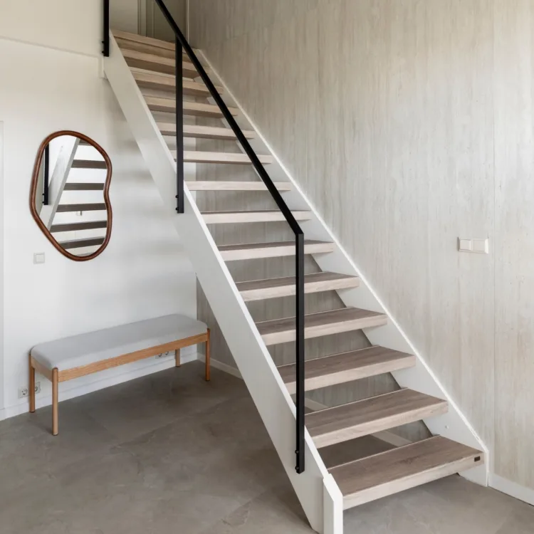 Tegellook pvc-vloer in grijstint in de hal