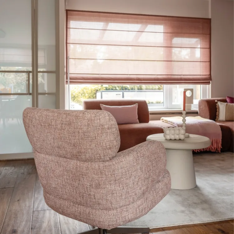 Warm kleurrijk interieur met oude roze vouwgordijnen in woonkamer met roze bank en fateuil