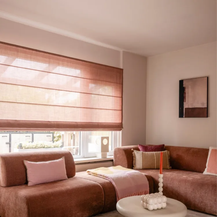 Warm kleurrijk interieur met oude roze vouwgordijnen in woonkamer met roze bank