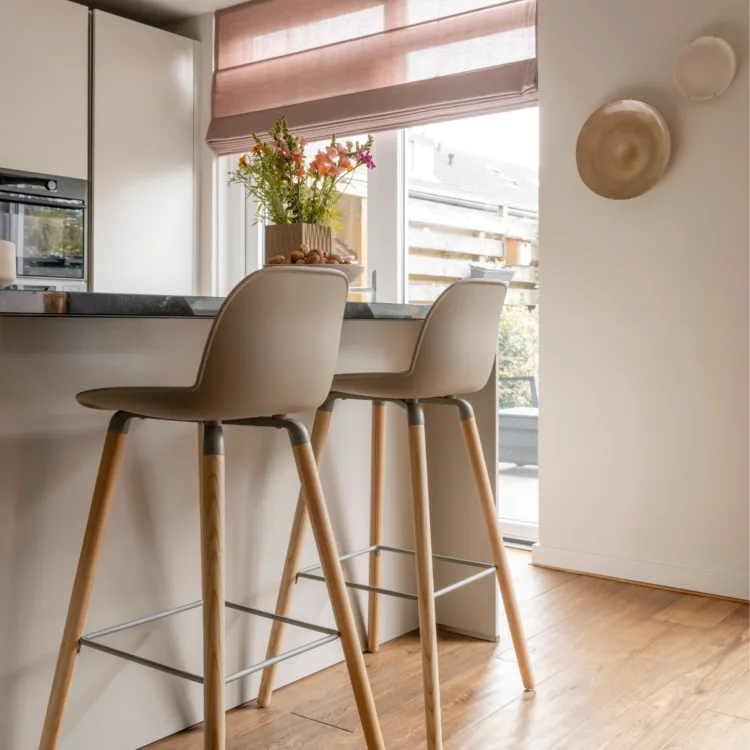 Warm kleurrijk interieur met oude roze vouwgordijnen in keuken