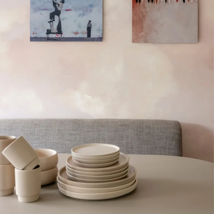 Sfeerfoto van servies op tafel met wolkerig behang op de achtergrond