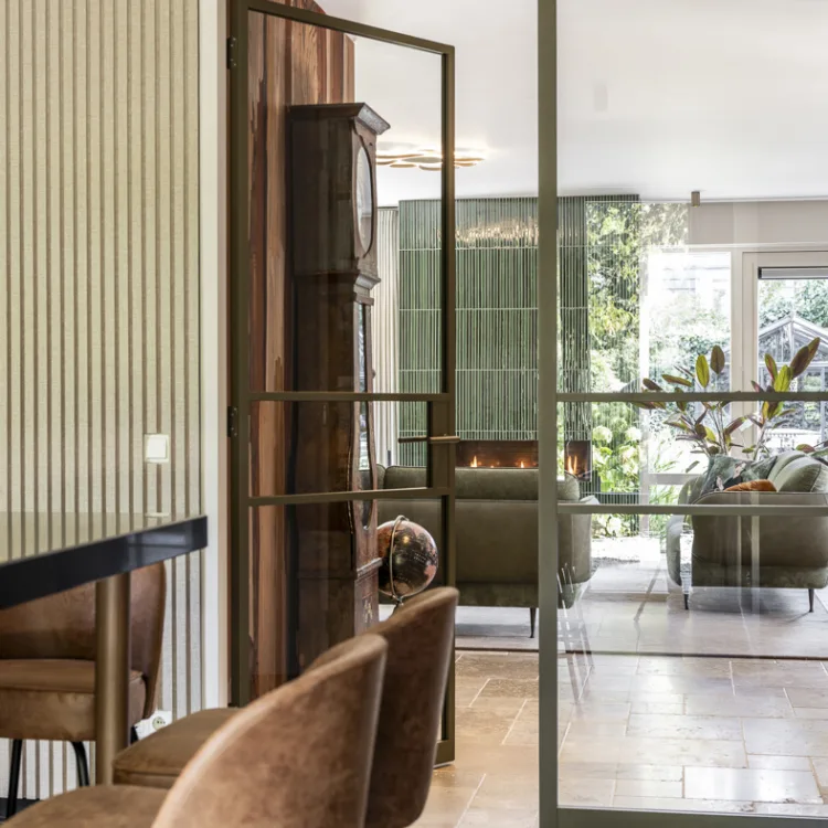 Doorkijkje van de keuken naar de woonkamer in de woonstijl 'Klassiek Elegant'