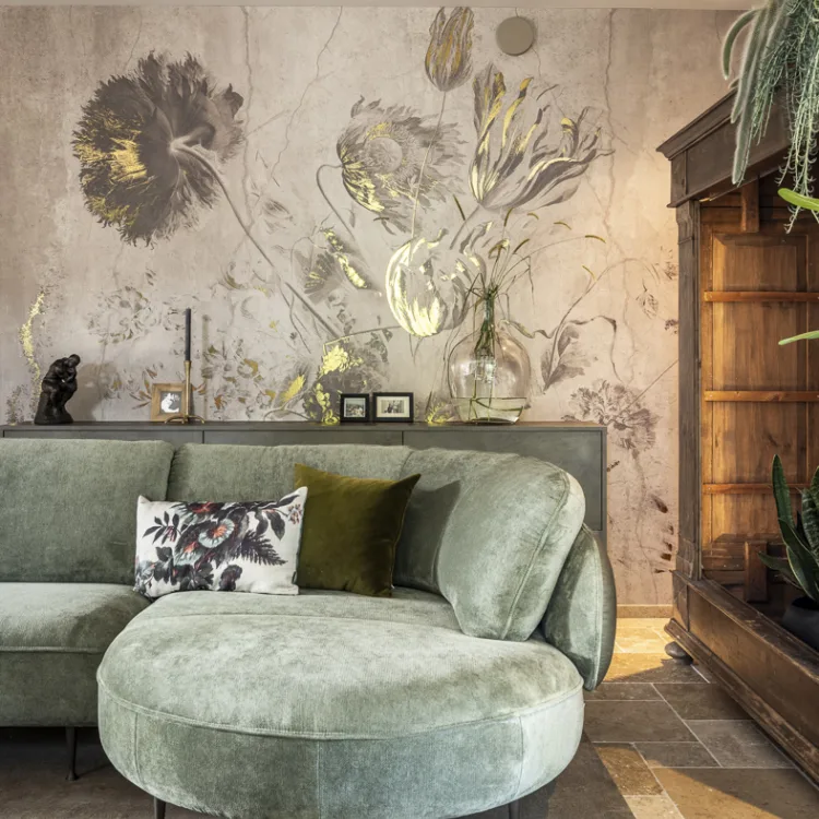 Stijlvolle wand met Allure kast en klassieke accessoires en rijke materialen