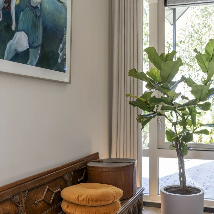 Subtiele Luxaflex® gordijnen in de hal, gecombineerd met lichte en toegankelijke kleuren