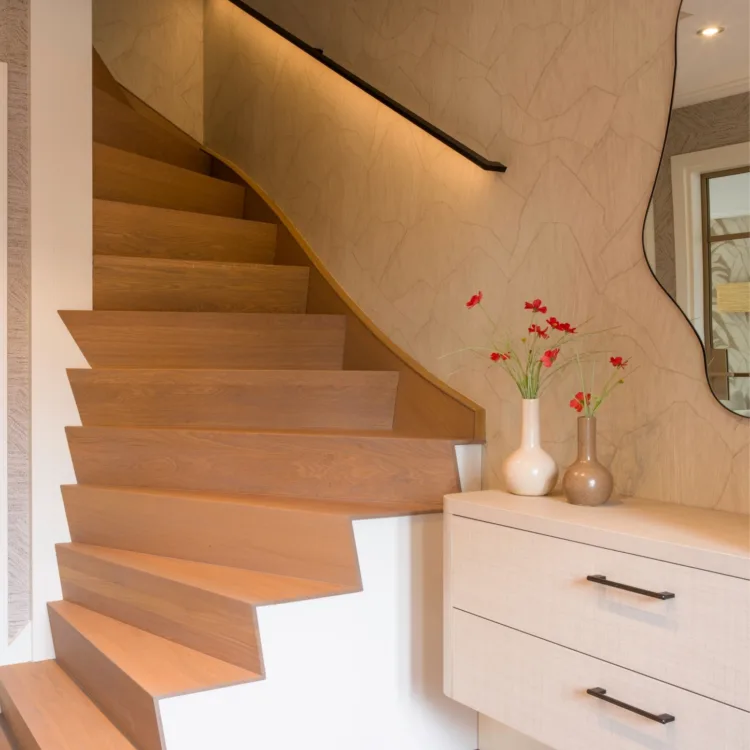 Z-trap met lichtgevende trapleuning en behang op de muur