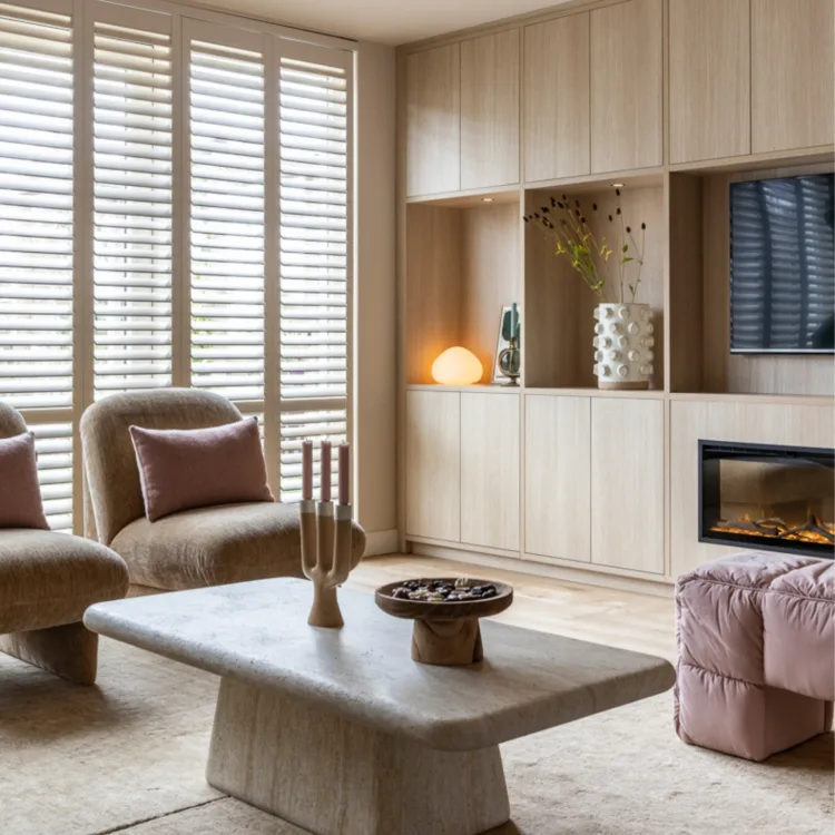 Licht eiken Allure tv-kast op maat met elektrische haard in woonkamer