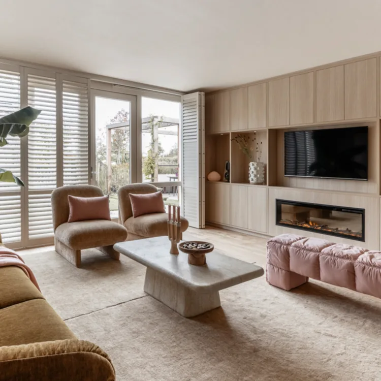 Licht eiken Allure tv-kast op maat met elektrische haard in woonkamer