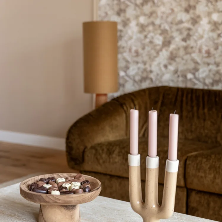 Sfeer foto van bank met behang in lijst, japandi stijl