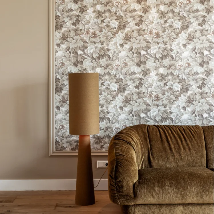 Sfeer foto van bank met behang in lijst, japandi stijl