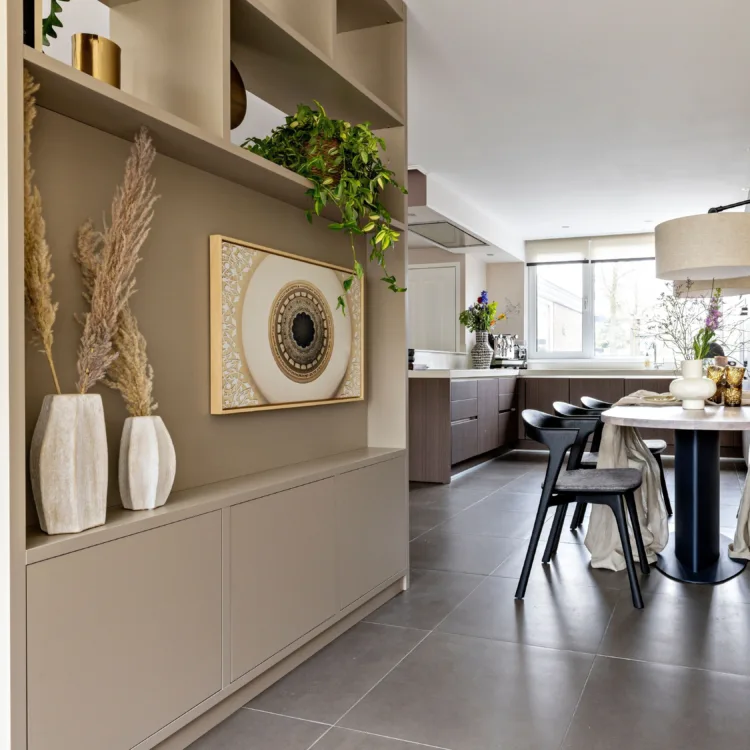 Beige woonkamer kast met accesoires