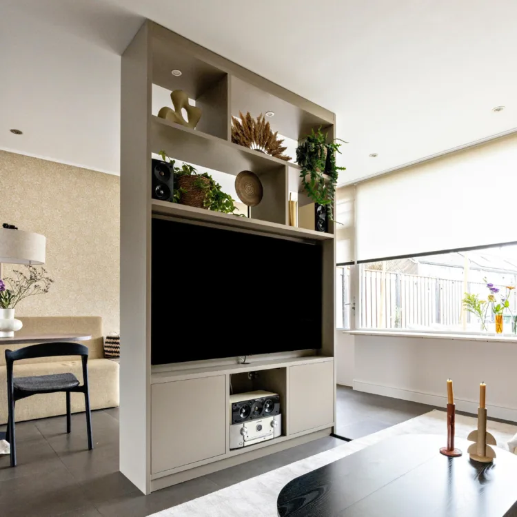 Beige woonkamer kast met tv