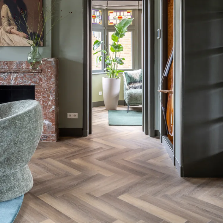 Duurzame visgraatvloer van EVC en stijlvolle plinten, gecombineerd met Artelux vouwgordijnen in Salie 13 voor een luxe uitstraling.