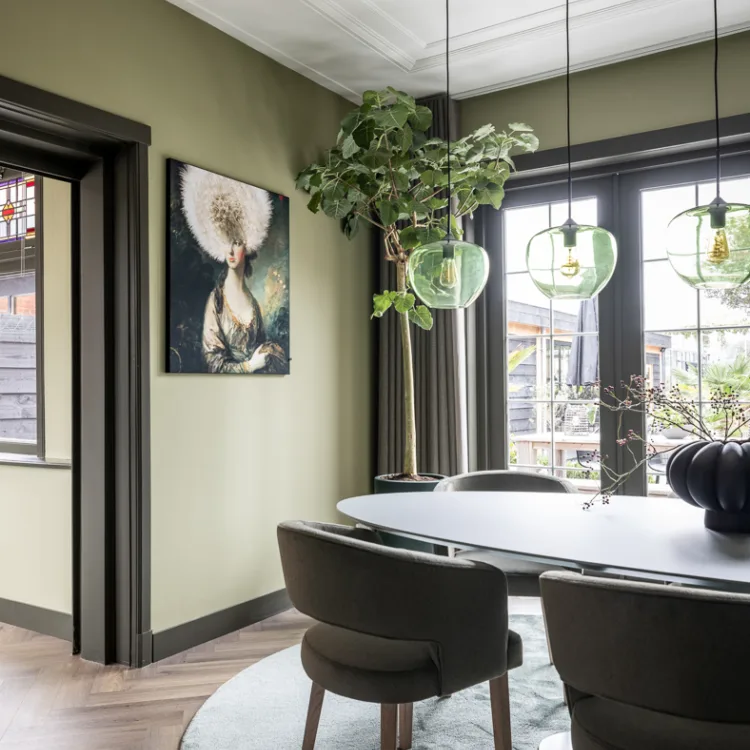 Ruimtevol monumentaal huis met nieuwe visgraatvloer, Artelux gordijnen en maatwerk Artelux vouwgordijnen, een echte new chic uitstraling