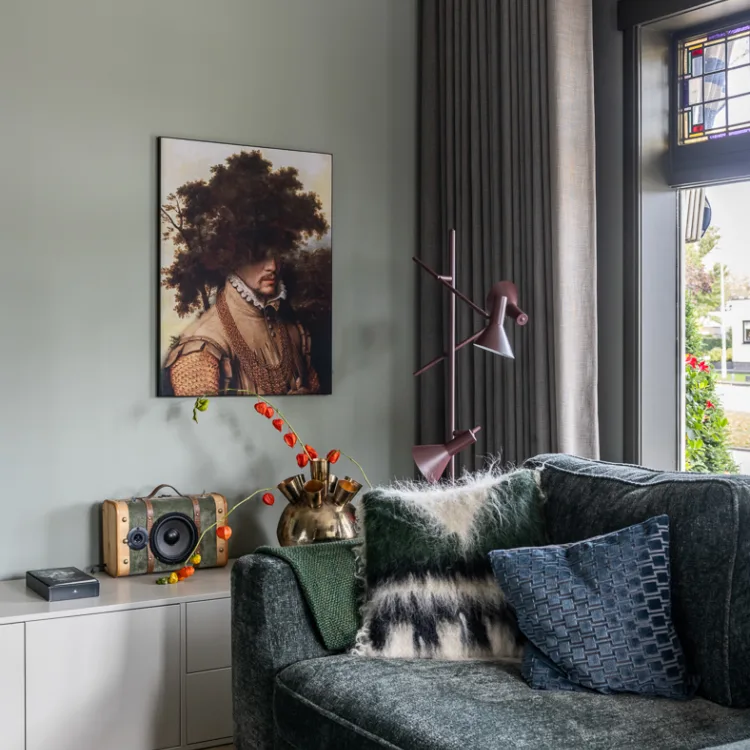 Karakteristiek interieur met natuurlijke tinten, hoogwaardige materialen en harmonieuze combinatie van visgraatvloer en raamdecoratie.