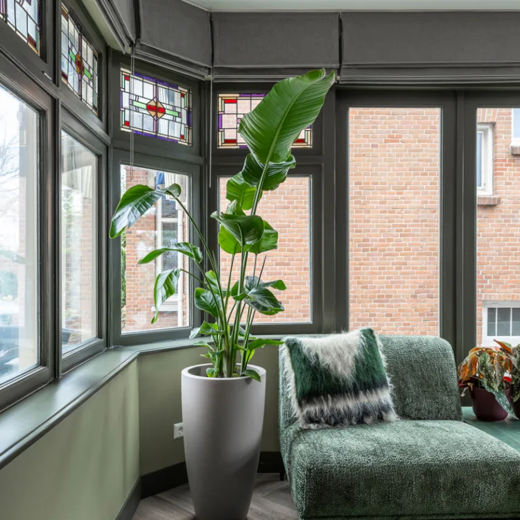 Prachtige glas-in-loodramen gecombineerd met maatwerk Artelux vouwgordijnen in Salie 13 voor een warm, elegant en harmonieus geheel