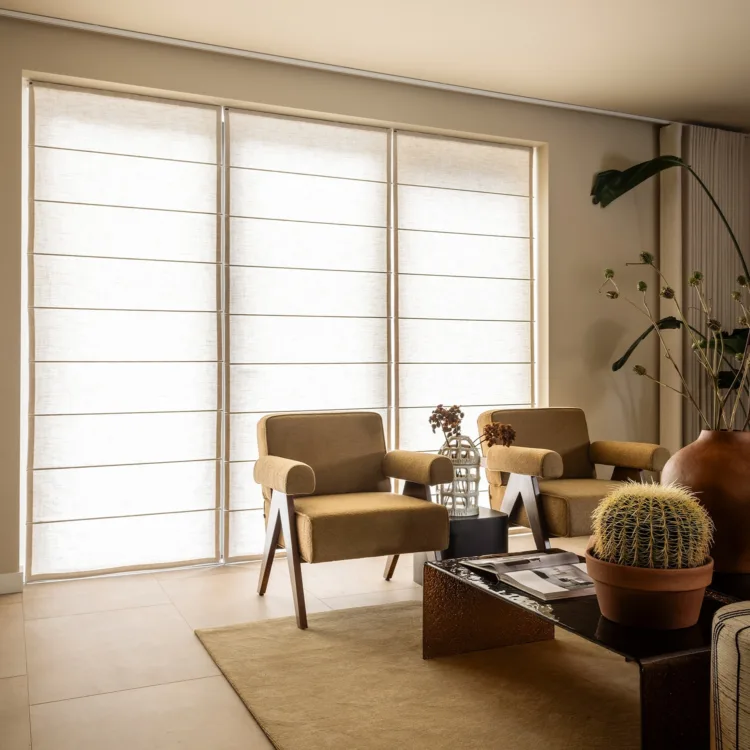 Warm familie-interieur met vloeren en raamdecoratie die stijl en comfort combineren.