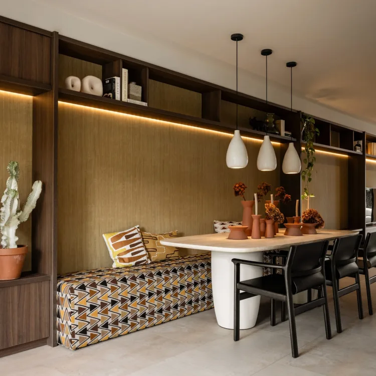 Eethoek met Coretec PVC-vloer Aneto 3473 en EasyWarm vloerverwarming – warm en stijlvol interieur.