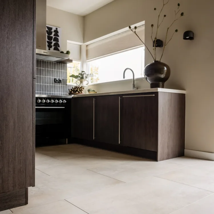 Vloer met natuurlijke tegel-look uit de Coretec Naturals Megatile+ collectie in warme tinten.