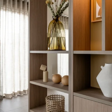 Tv-kast op maat met vakkenblok in donkere houttint