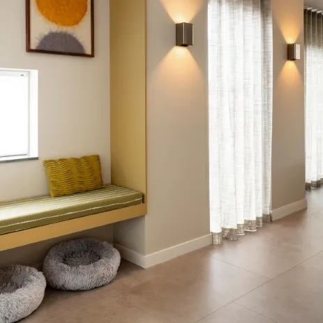 Modern strak woonkamer met duette shades en wavegordijnen