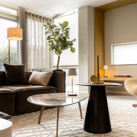 Modern strak woonkamer met hoekbank, wavegordijnen