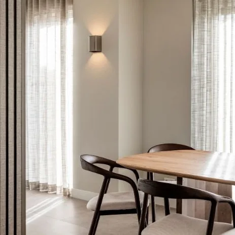 Grijze wavegordijnen en een grijze pvc-tegellook vloer in eetruimte