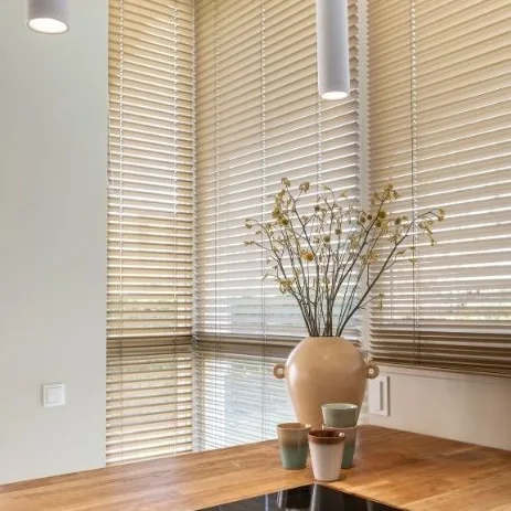 Houten jaloezieën in een moderne keuken