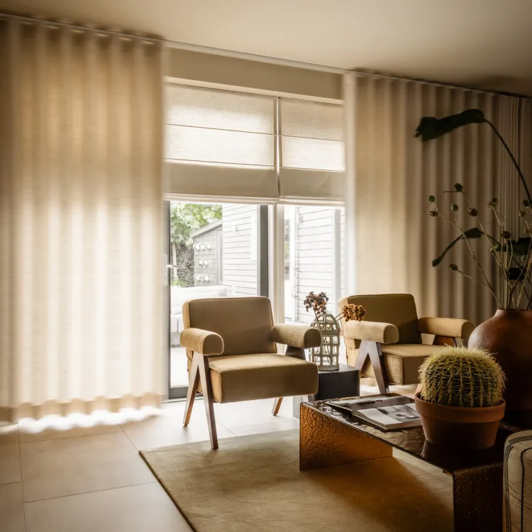 Japandi interieur met beige vouwgordijnen en inbetweens