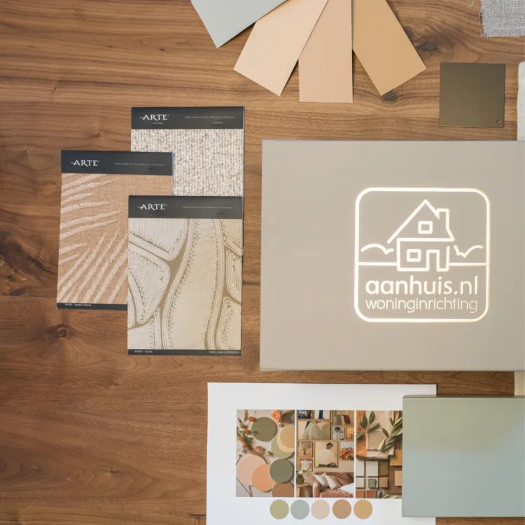Verschillende interieurstalen van Aanhuis.nl zoals behang, kleuren en een moodboard