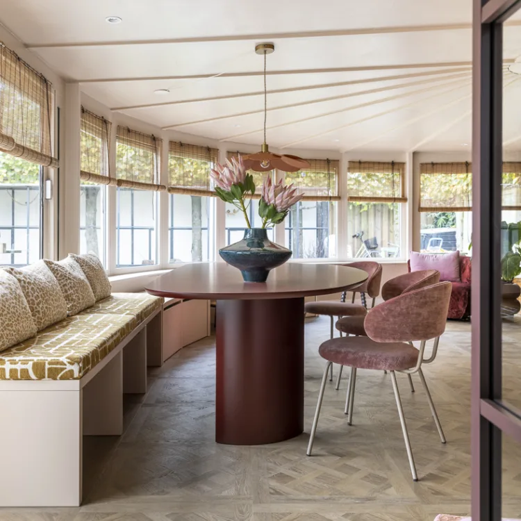 Prachtige pvc-vloer van Cotap Royal Sun Kissed VT Wonen Versailles in de eethoek.