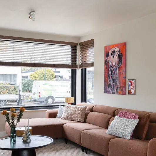 Luxaflex bamboe jaloezieën in Walnut 8305 in de woonkamer voor een warme, natuurlijke sfeer.