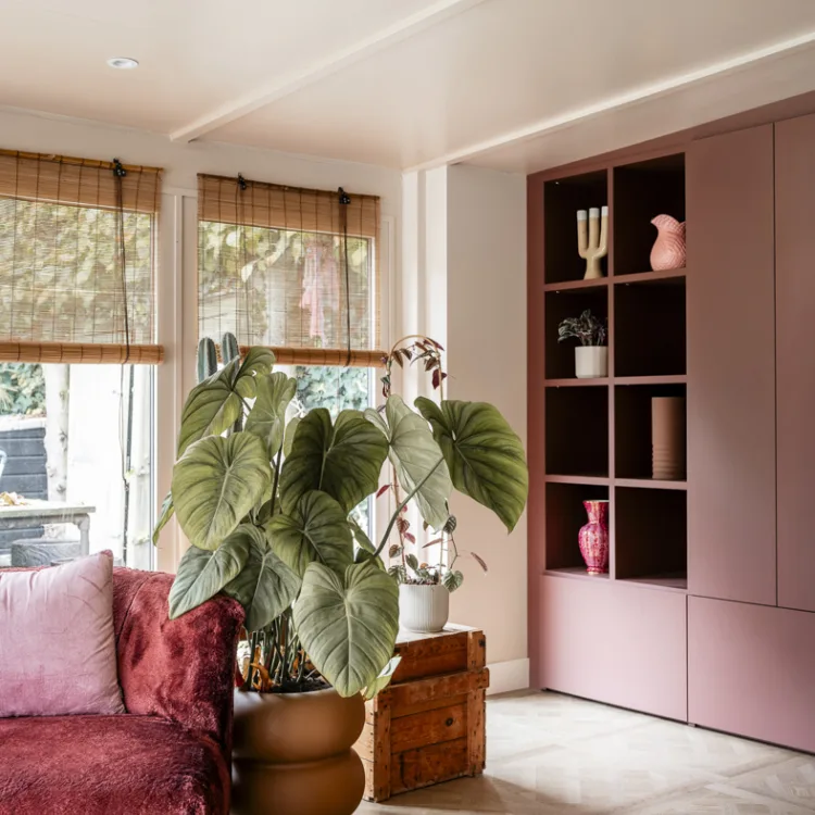 Een authentieke pvc-vloer in Versailles patroon gecombineerd met een strakke kast op maat in een warme kleur voor een stijlvolle uitstraling.