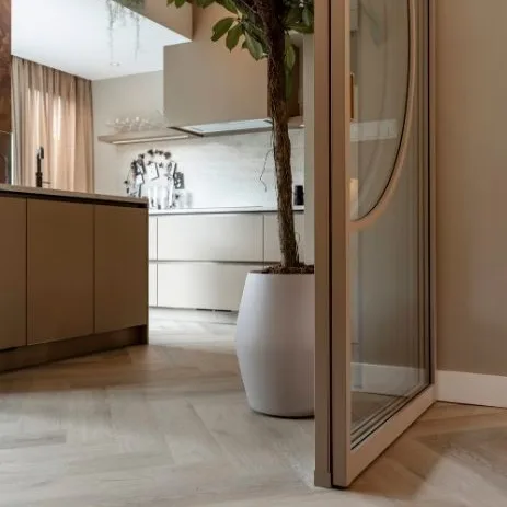 Lichte evc visgraat vloer in lichte in tint in keuken