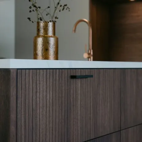 Keukenkastje in donkere houtlook kleur