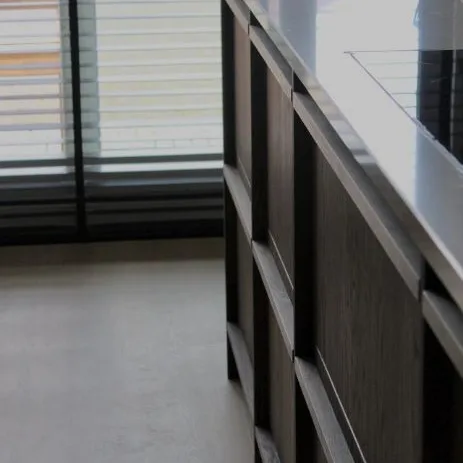 Keukenkastje in donkere houtlook kleur