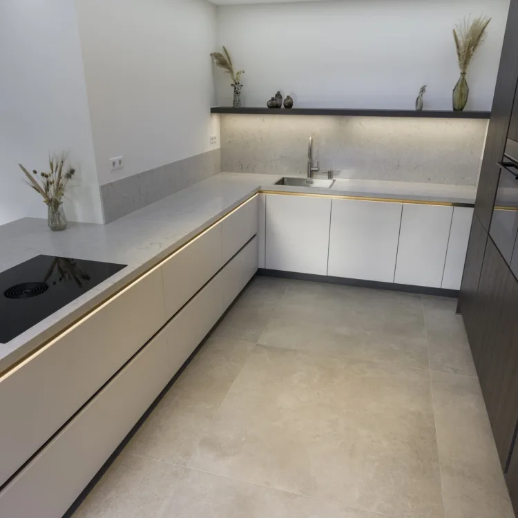 Keramische tegels vloer in monderne keuken