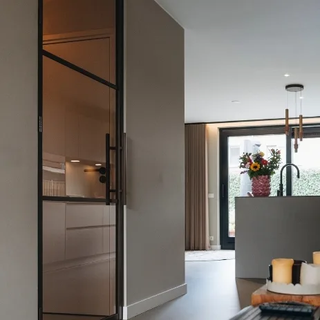 Zwarte stalen opdekdeur in de woonkamer